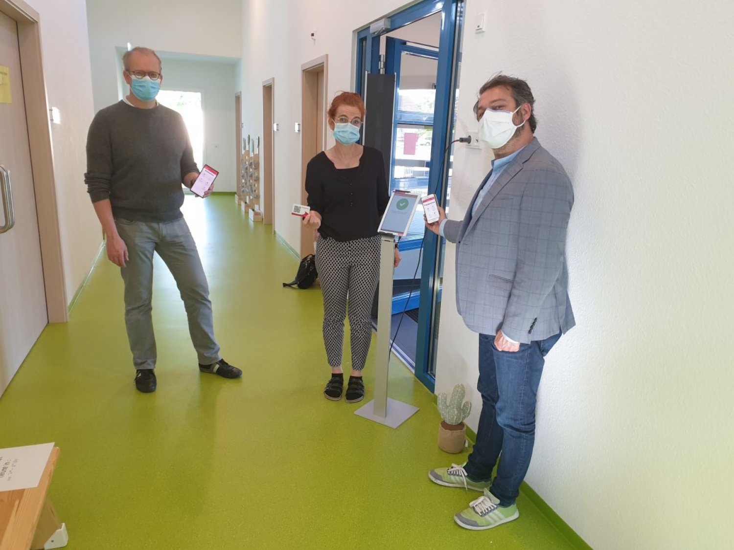 (von links) Dr. Bernd Hölper, Einrichtungsleiterin Sophia Büdel und Bürgermeister Daniel Christian Glöckner.