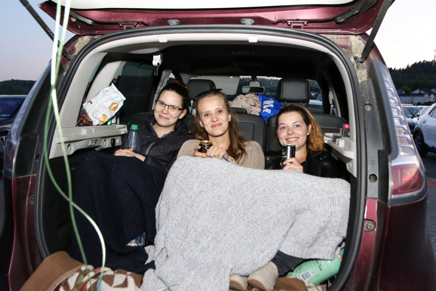 Auch diese Frauen machten es sich bequem beim ersten Autokino-Abend in Wächtersbach