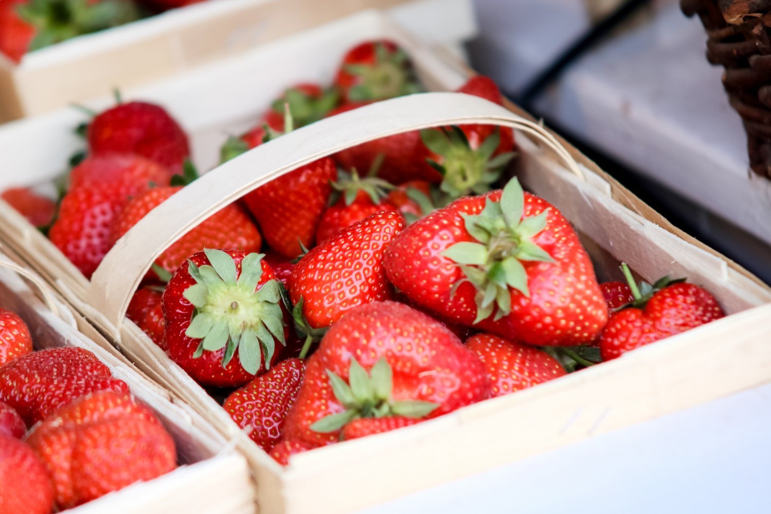Nicht auf die Erdbeeren sondern auf Bargeld hat es ein Räuber abgesehen