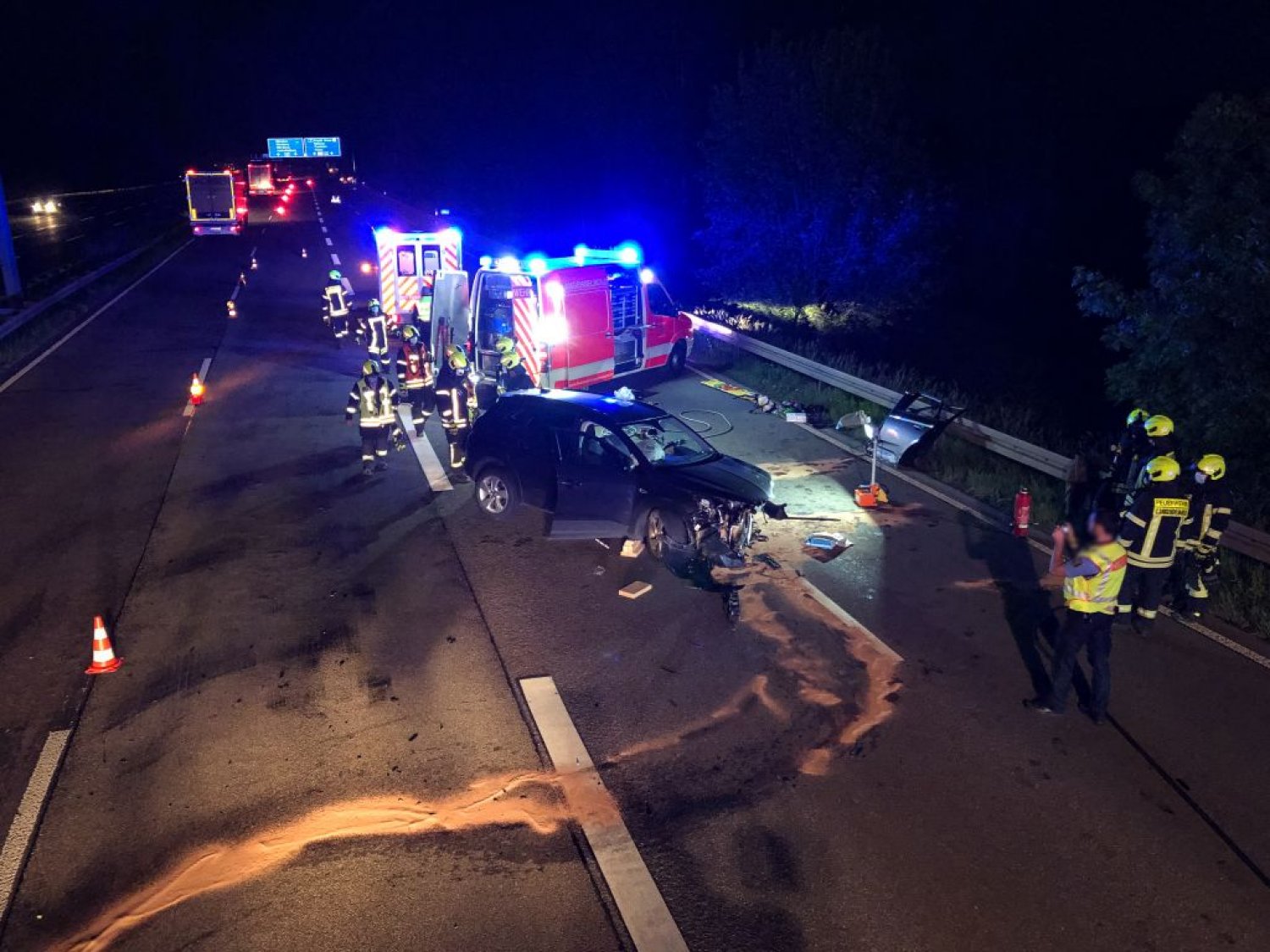 Schwerer Unfall Auf Der Autobahn Fahrerin 52 In Auto Eingeschlossen 4391