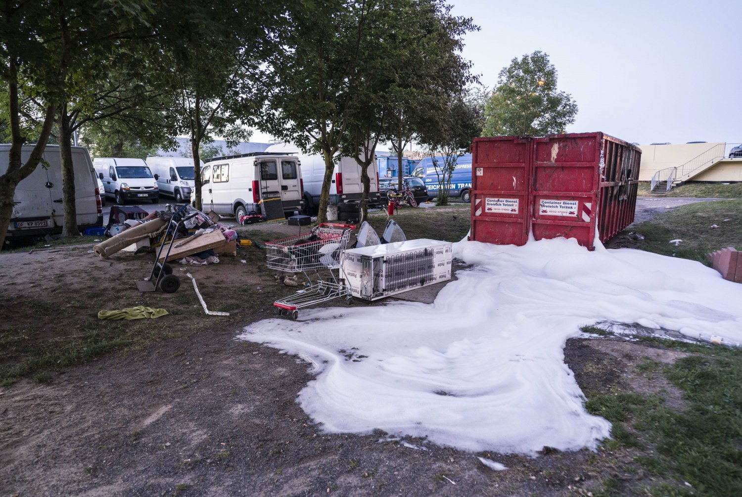 Etwa 50 Männer haben im hessischen Dietzenbach (Landkreis Offenbach) einen Brand gelegt und anschließend die Rettungskräfte angegriffen. Polizisten und Feuerwehrleute wurden bei ihrem Eintreffen von der gewaltbereiten Gruppe mit Steinen beworfen