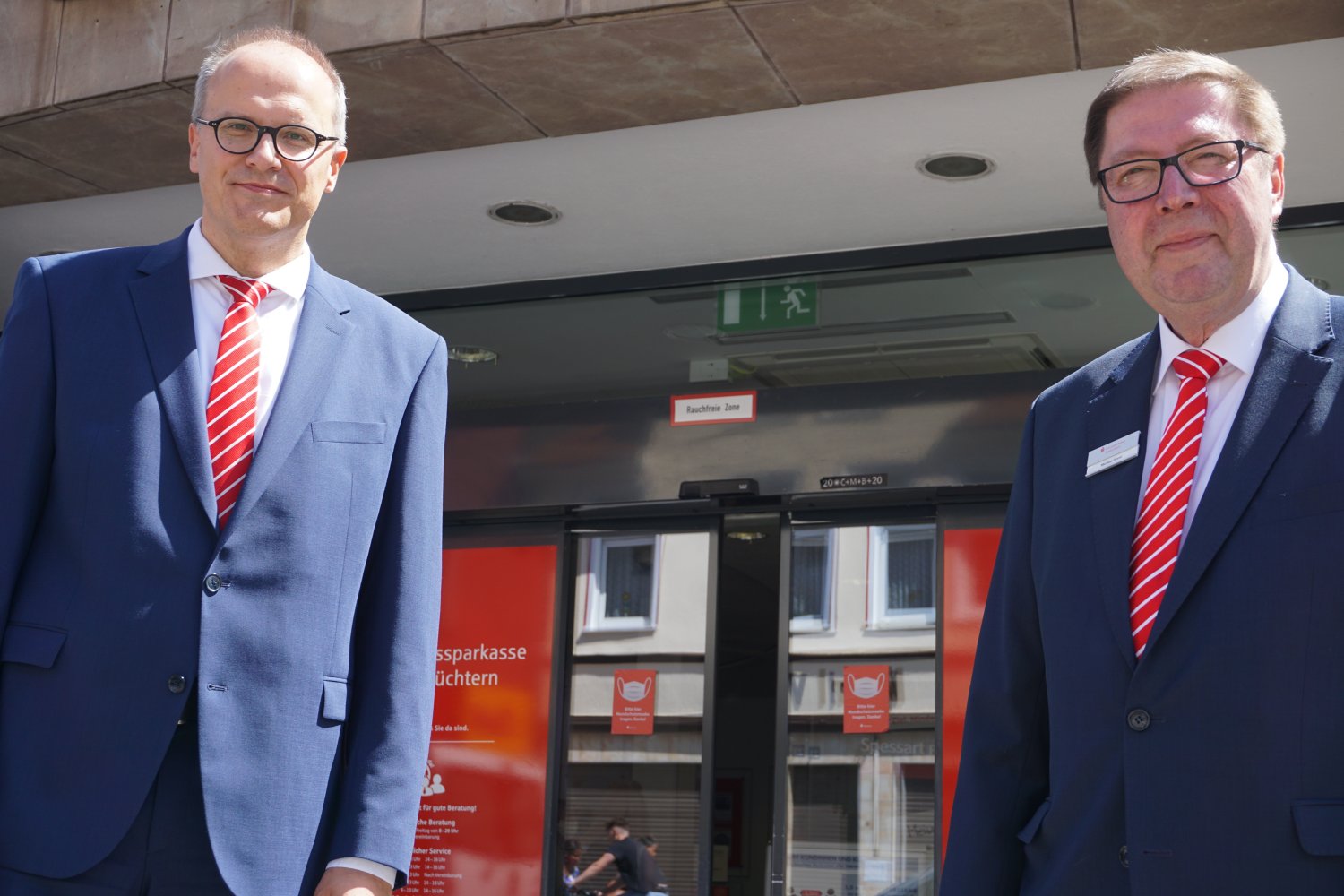 Vorstandsmitglied Torsten Priemer (links) verabschiedet Michael Brand in den Ruhestand
