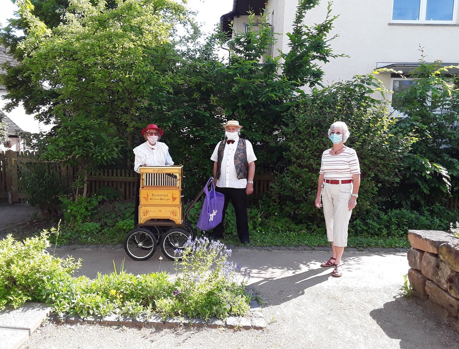 Die Ehrenamtliche Sigrid Rösch (rechts) und das Ehepaar Heike und Günther Gotz vor dem Seniorenzentrum Gründau.
