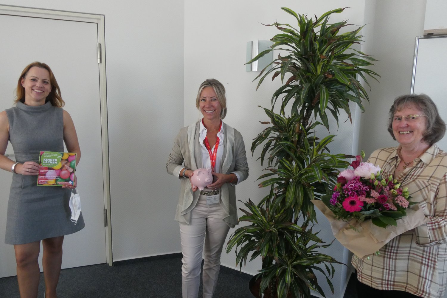 Von rechts: Maskennäherin Eleonore Behnke, Gundula Hoffmann vom Albert-Schweitzer-Kinderdorf und Stadtwerke-Geschäftsführerin Martina Butz.