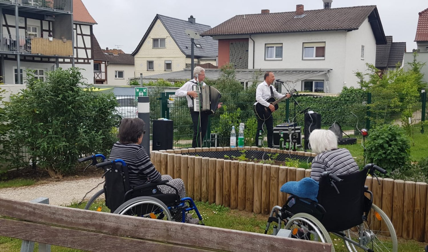 Das Musiker-Duo „The Wanderers“ bei ihrem Auftritt im Garten der Senioren-Dependance Hammersbach.
