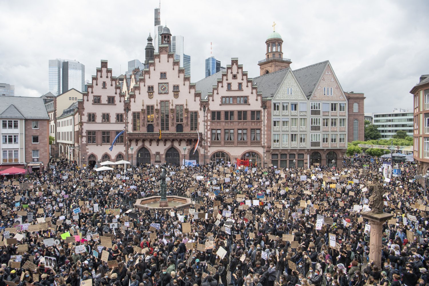 Mehrere tausend Menschen beteiligen sich auf dem Römerberg in Frankfurt an einer "Silent Demo" zur Erinnerung an den gewaltsamen Tod von George Floyd