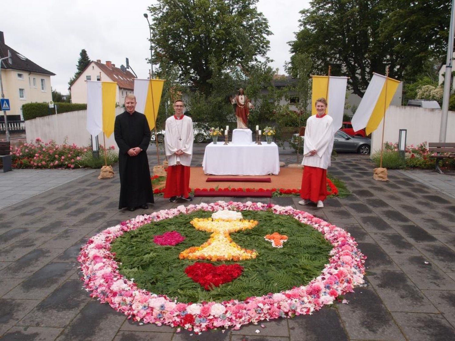 Viele Kesselstädter nutzen die Gelegenheit und besuchten den Blumenteppich im Verlauf des Tages