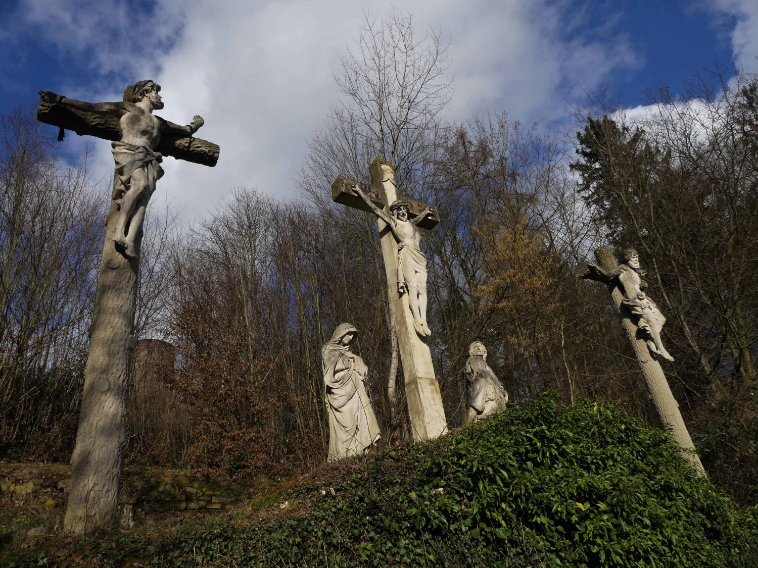 Die Kreuzigungsgruppe an der St. Laurentius-Kirche in Bad Soden liegt entlang des Stolzenberger Ritterblicks, der neuen Spessart-Fährte.