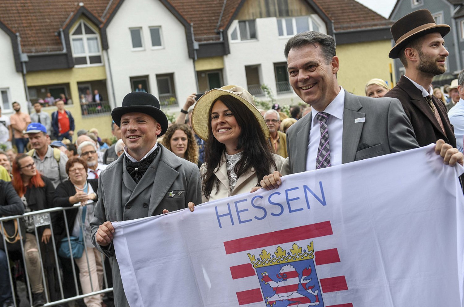 Da war die Hessentags-Welt noch in Ordnung: Das Hessentagspaar Laurena Röglin und Matthias Kallmeyer Links) und Bürgermeister Dr. Thomas Stöhr mit der symbolischen Hessenfahne beim Hessentag in Bad Hersfeld