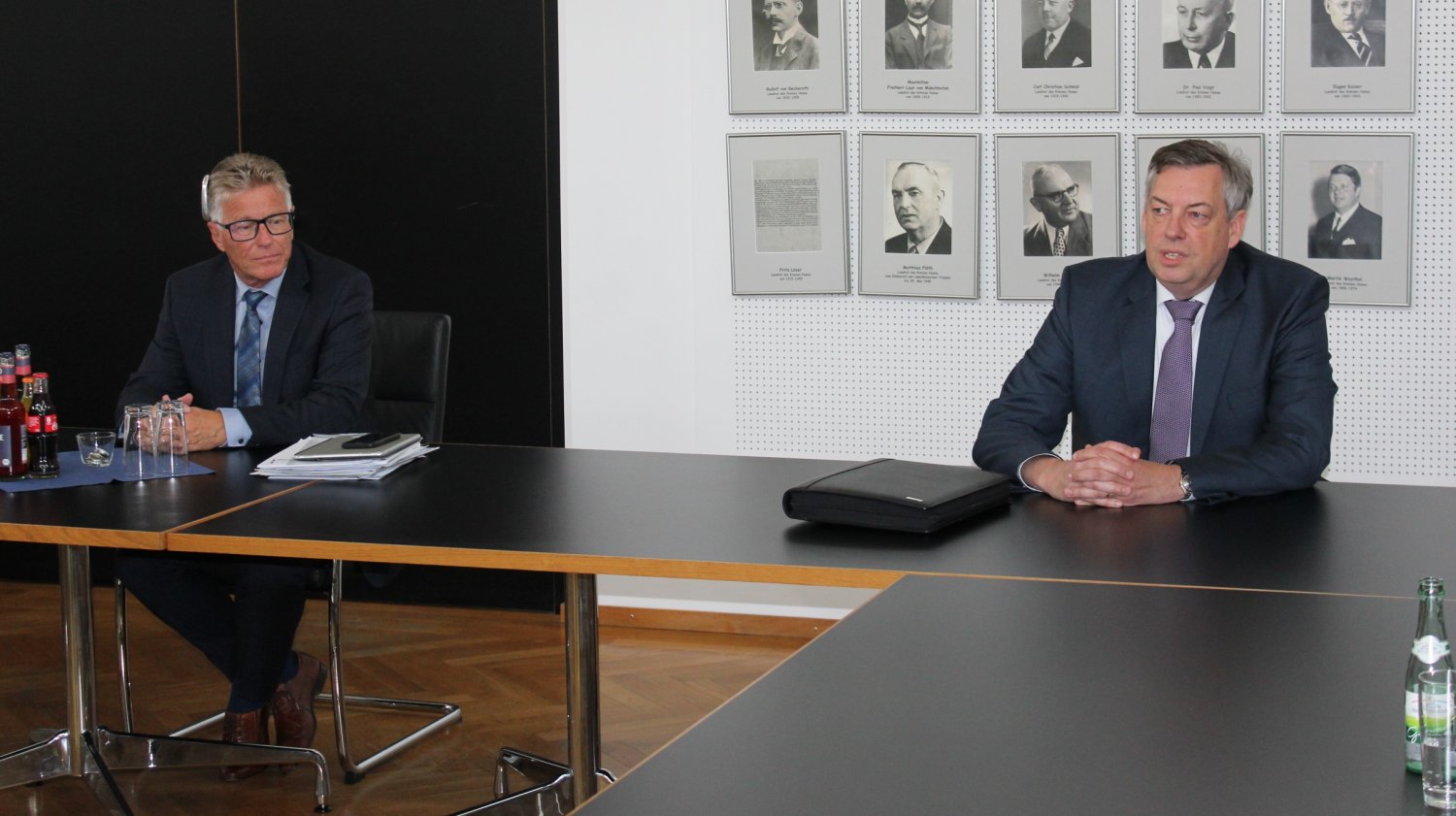 Volker Klug (rechts) hat sich im Main-Kinzig-Forum im Beisein von Jugenddezernent Winfried Ottmann in einer ersten Runde den Kolleginnen und Kollegen des ZKJF vorgestellt.