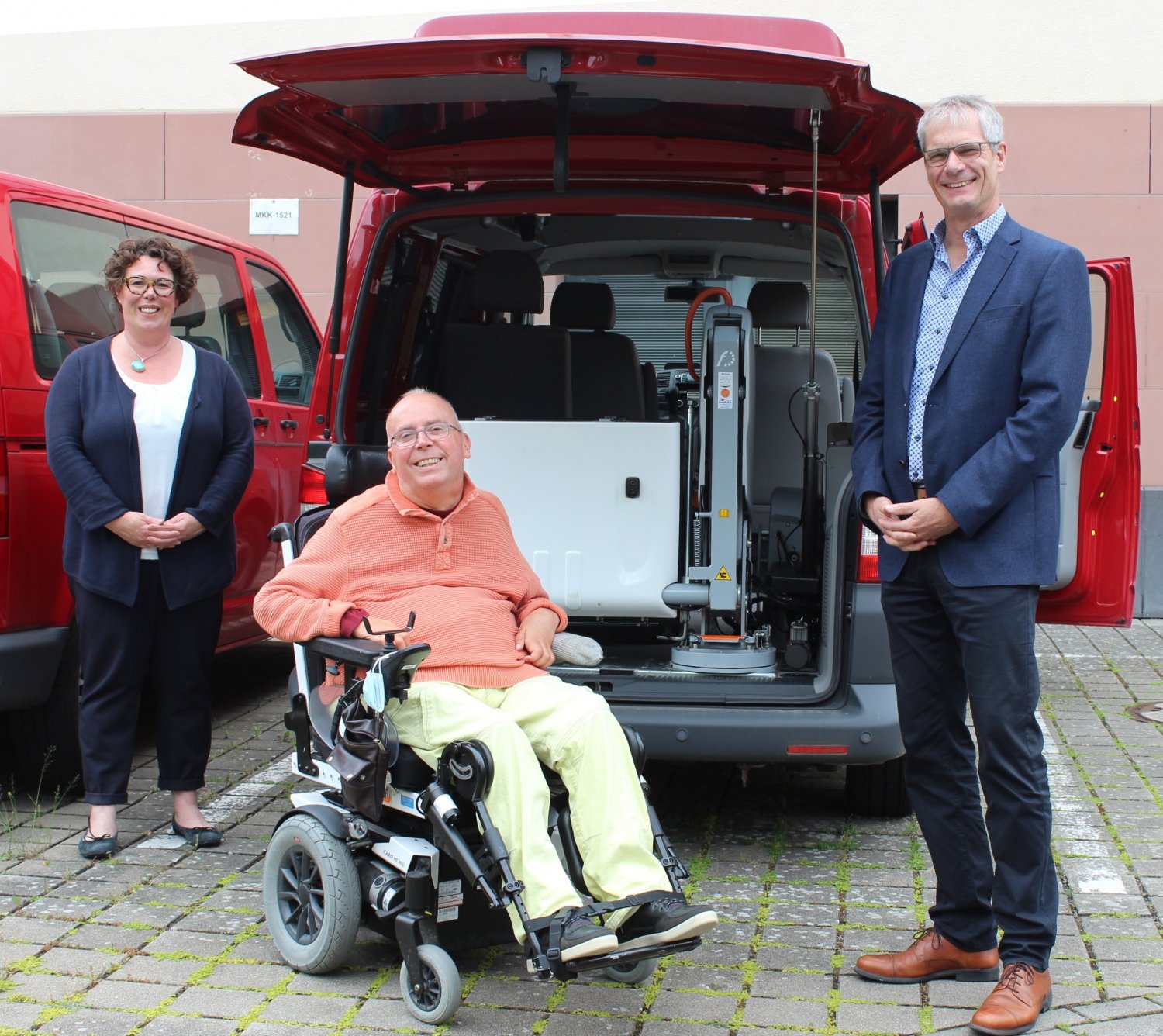 Von links: Erste Kreisbeigeordnete Susanne Simmler, Vorsitzender der Selbsthilfe Körperbehinderter Hanau/Gelnhausen Uwe Schneider und Peter Althaus, stellvertretender Leiter des Amtes für Soziale Förderung und Teilhabe.