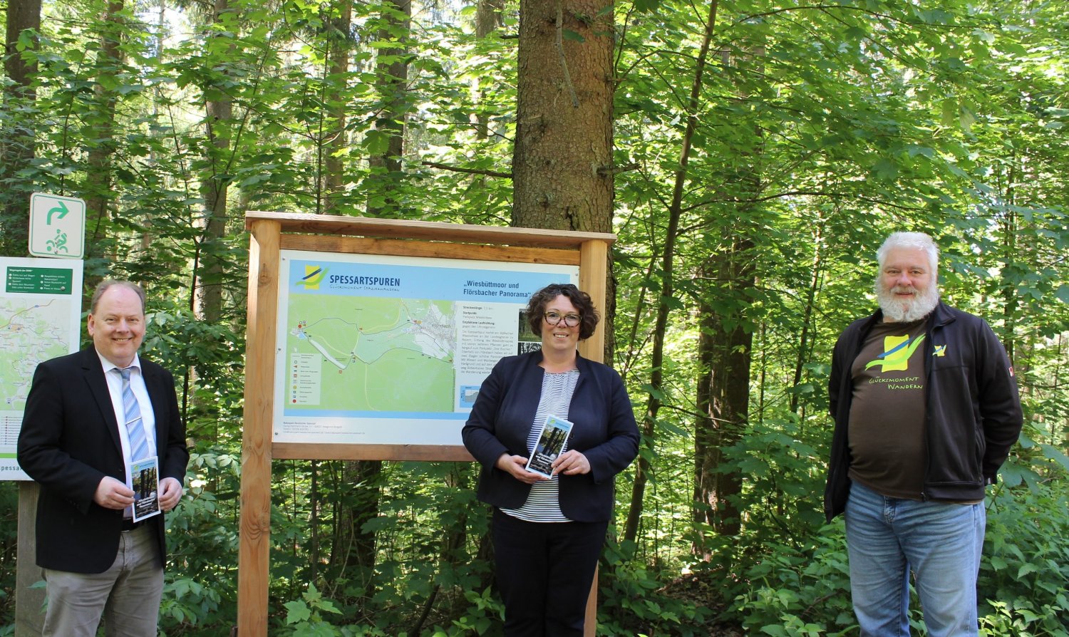 Susanne Simmler bei der offiziellen Einweihung der neuen Spessart-Spur zusammen mit dem Flörsbachtaler Bürgermeister Frank Soer (links) und Fritz Dänner, Geschäftsführer des Naturparks hessischer Spessart.