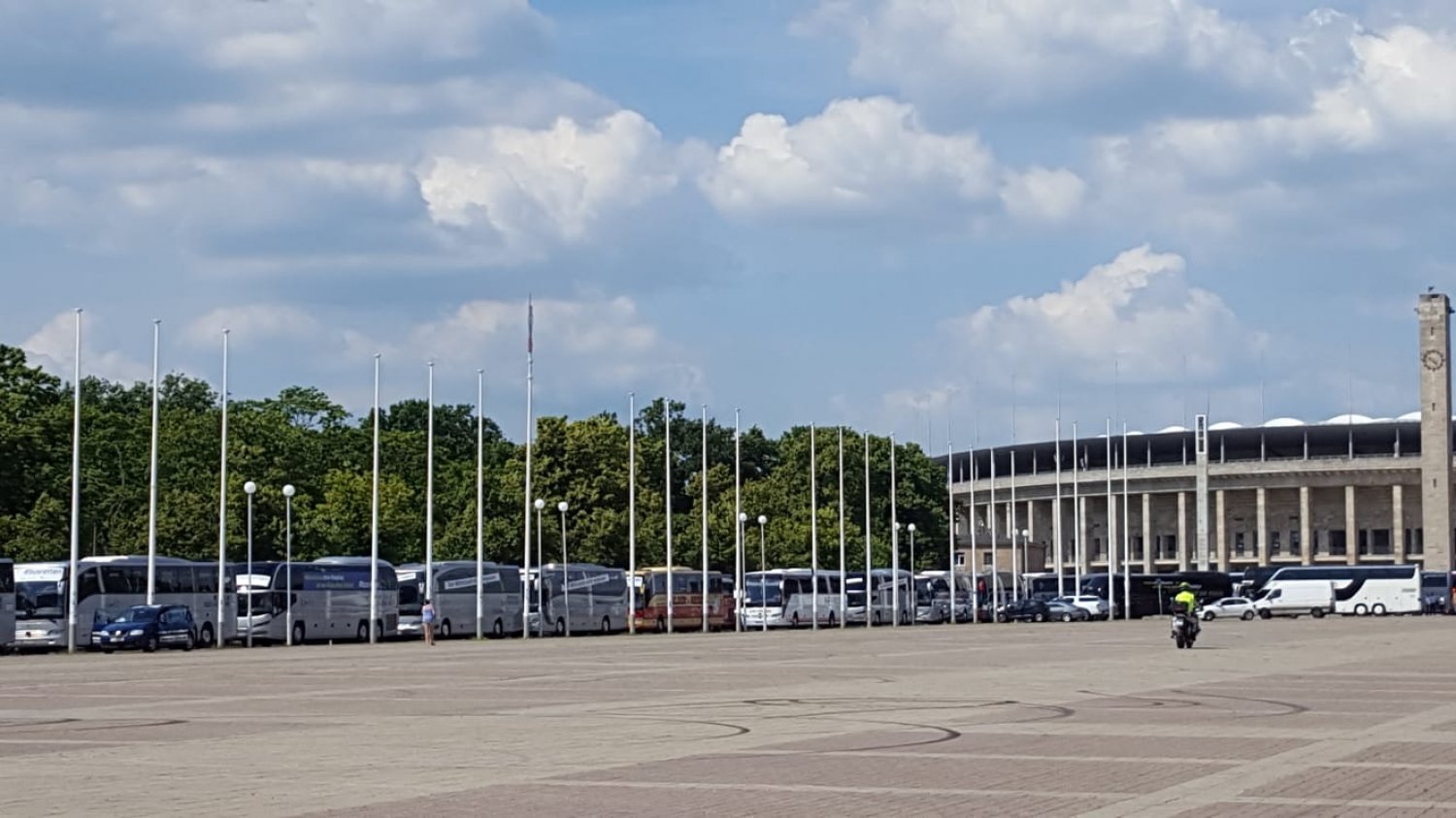 Vor dem Olympiastadion