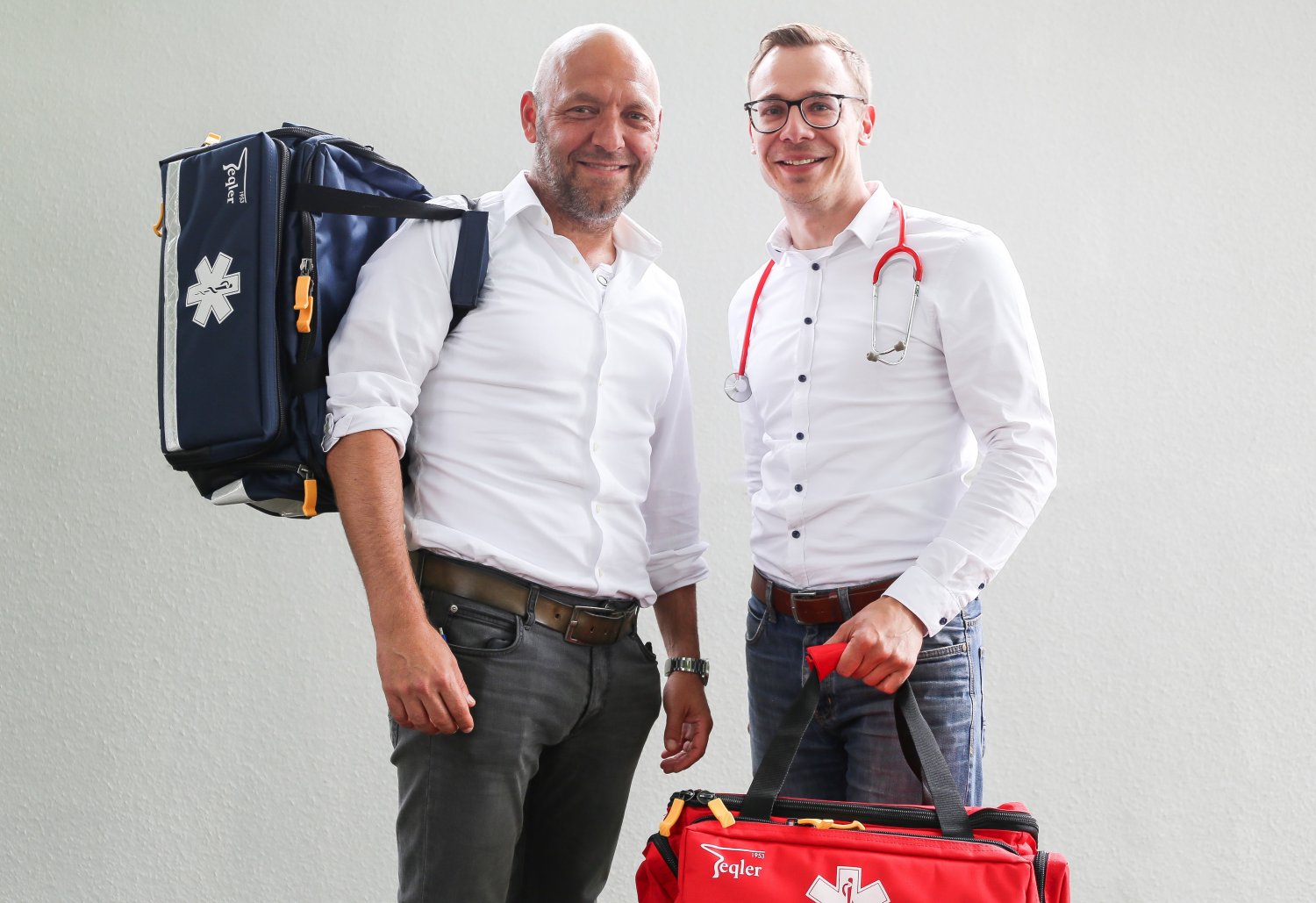 Ihre Taschen für den Hausbesuchsdienst haben Davud Faghih-Zadeh (links) und Ingo Roth gepackt, das Unternehmen Hausbesuche MKK ist bereits am Start.