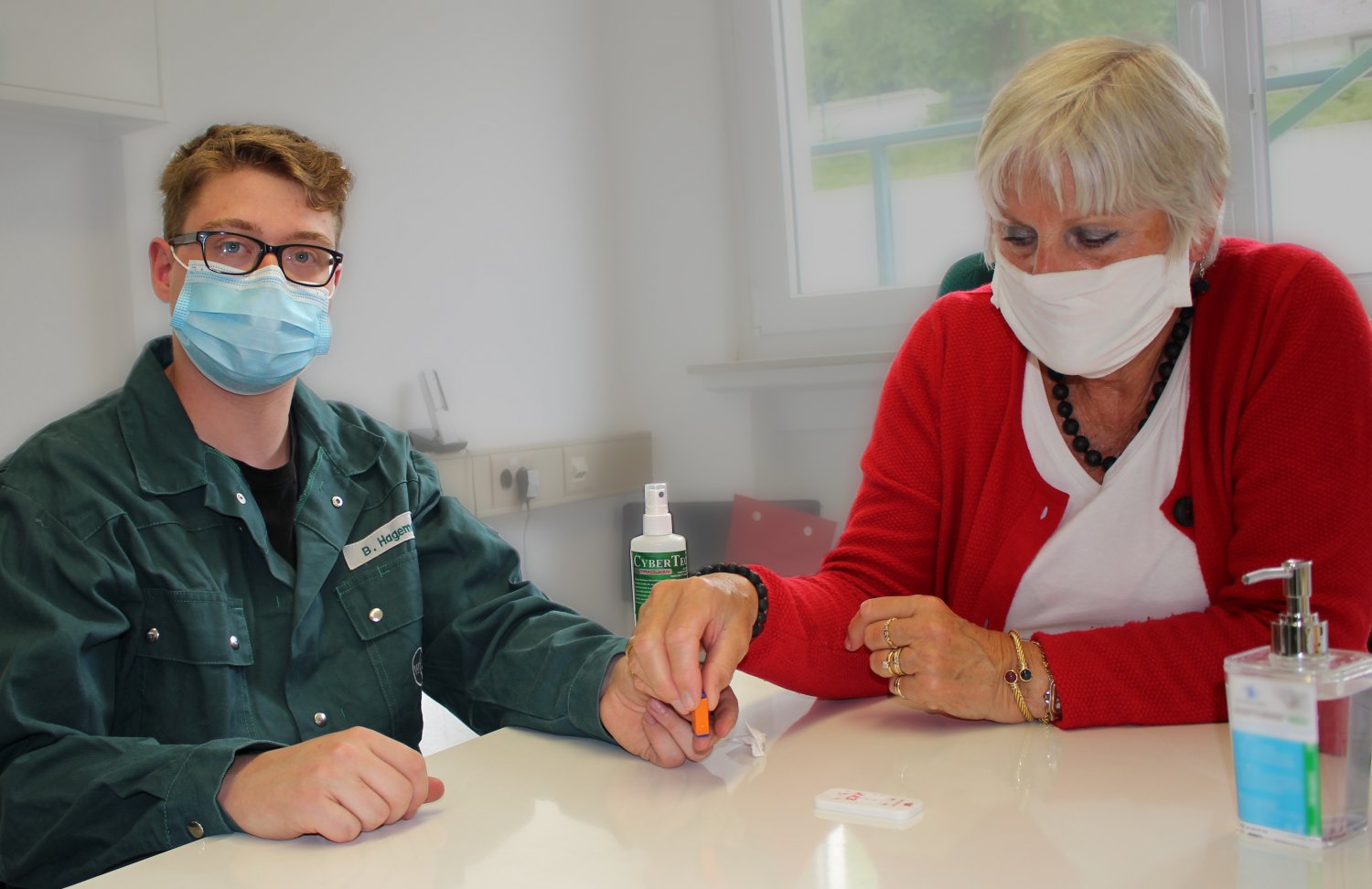 Auszubildender Bastian Hagemann ist gespannt, wie sein Testergebnis ausfallen wird.