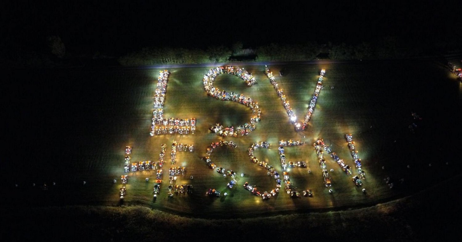 In der Dunkelheit wurden an diesem Abend mit den Scheinwerfern der landwirtschaftlichen Fahrzeuge die Schriftzüge "Bauernpower", "Taten statt Worte" und "LSV Hessen" auf einer vier Hektar großen Wiese geformt.