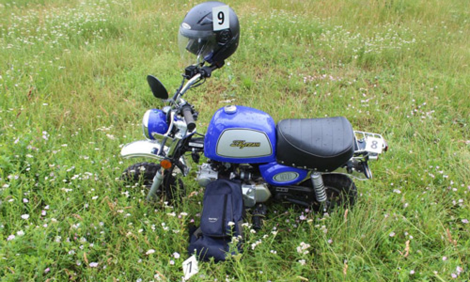 Die Ermittler konnten das auffällige Moped des Opfers auffinden. Die Örtlichkeit kann über einen direkt am Main liegenden Fahrradweg erreicht werden.