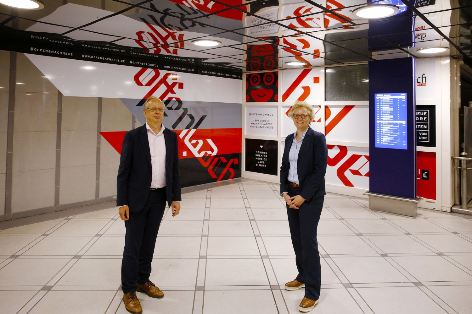 Mobilitätsdezernentin Sabine Groß und Verkehrsdezernent Paul-Gerhard Weiß im Pop-Up-Store „Offenbach Neue“.