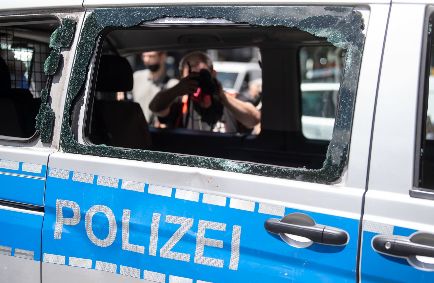 Bei Auseinandersetzungen mit der Polizei hatten dutzende gewalttätige Kleingruppen in der Nacht zum 21. Juni die Innenstadt von Stuttgart verwüstet