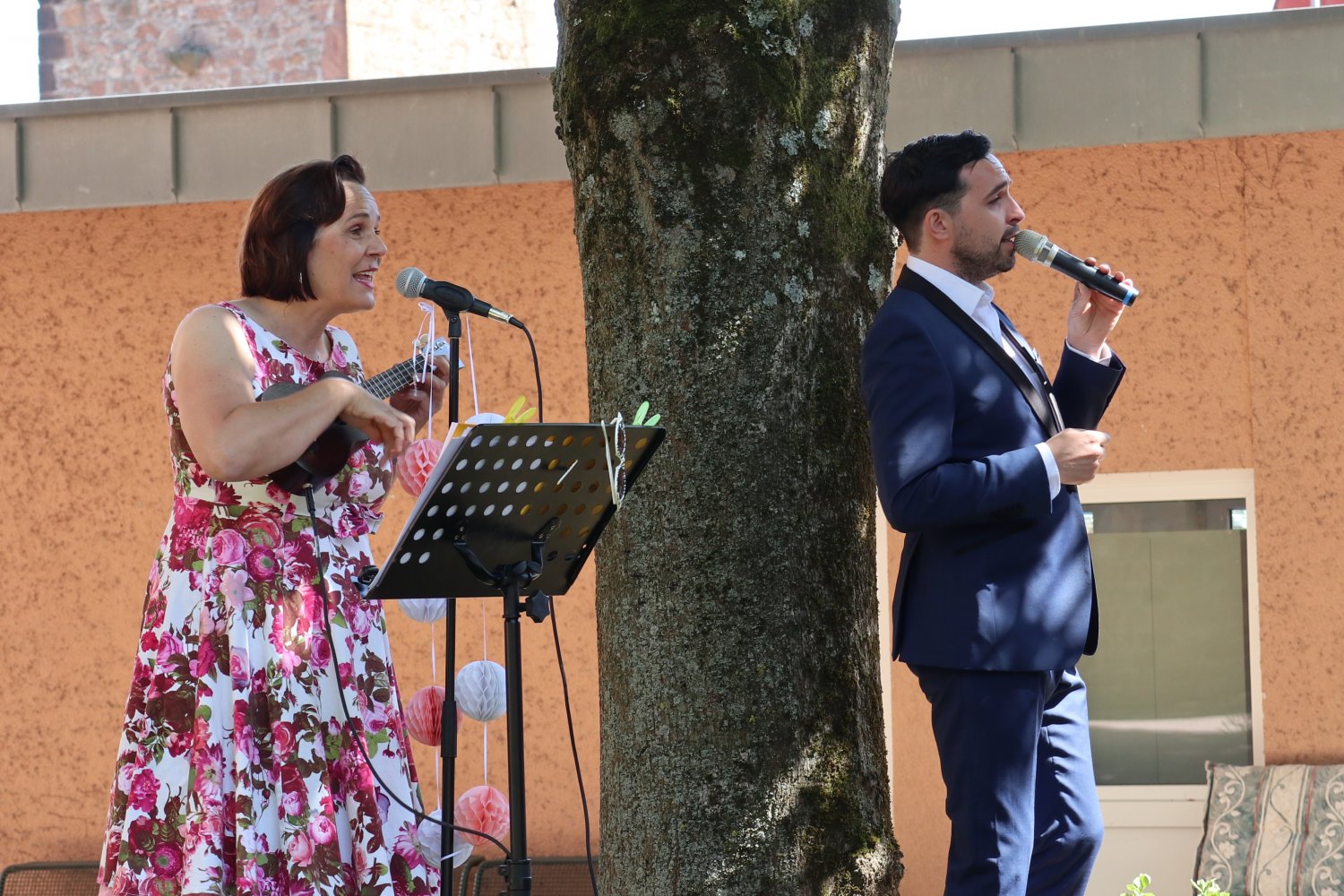 Mit ihrem Auftritt im Innenhof des Kreisruheheims Gelnhausen nahm das Duo