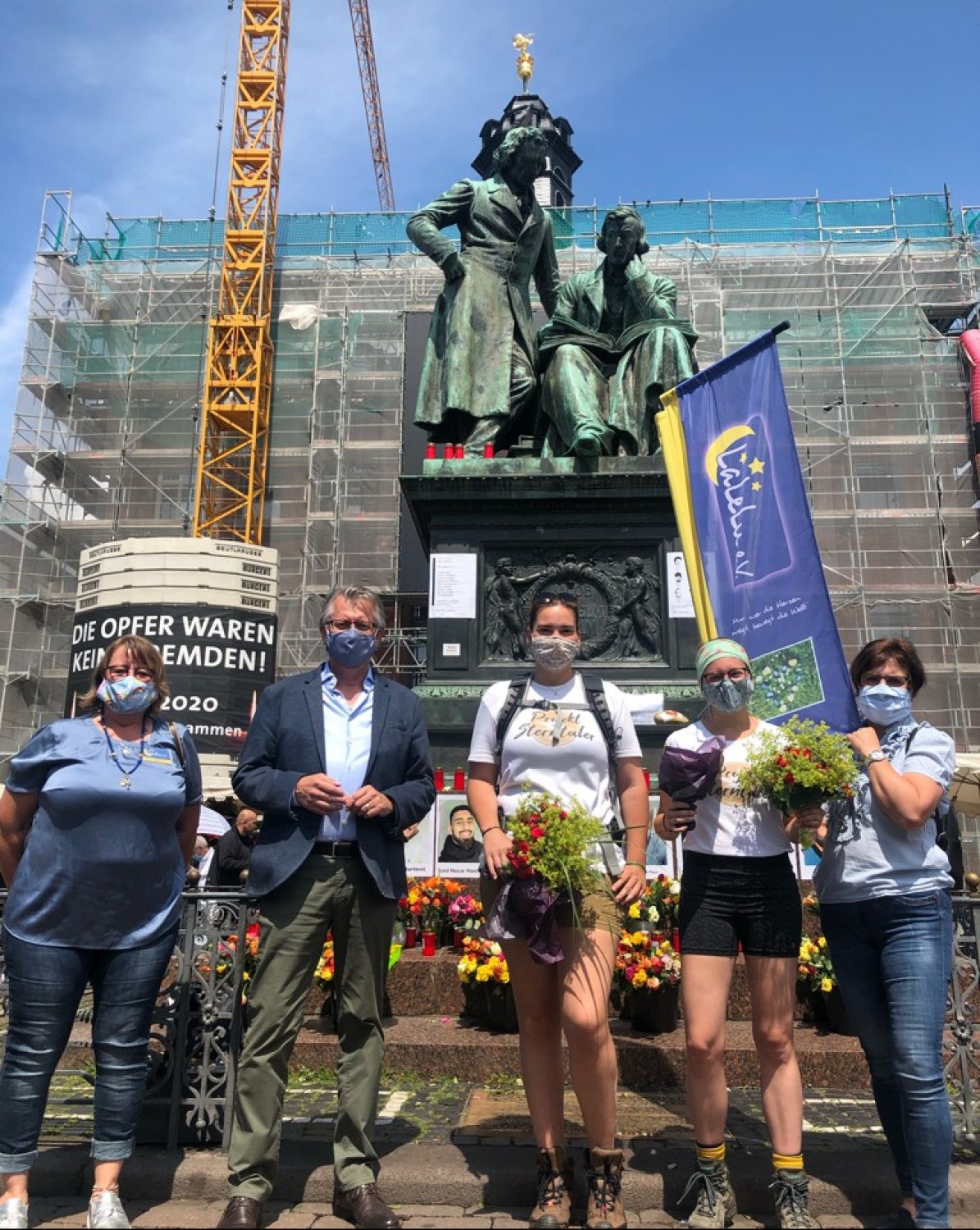 Im Bild von links: Heike Heil, 1. Vorsitzende LaLeLu, Martin Hoppe, Fachbereichsleiter Kultur, Stadtidentität und Internationale Beziehungen Hanau, Joselyn Grimm, Neele Rother, Andrea Morgenstern, LaLeLu