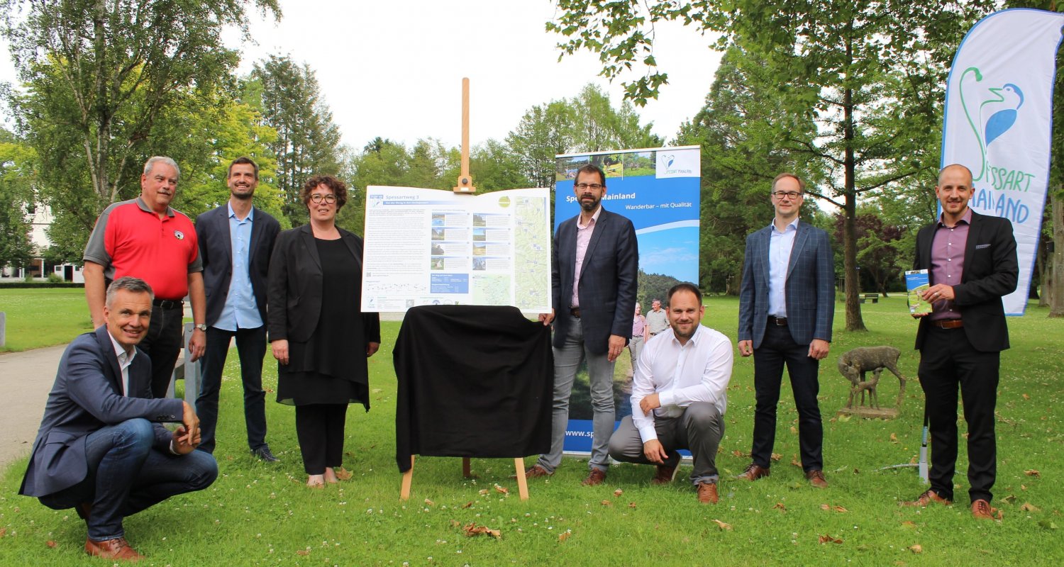 Ein freudiger Anlass war die Enthüllung der Infotafel des neuen Spessartwegs 3 in Bad Soden-Salmünster.