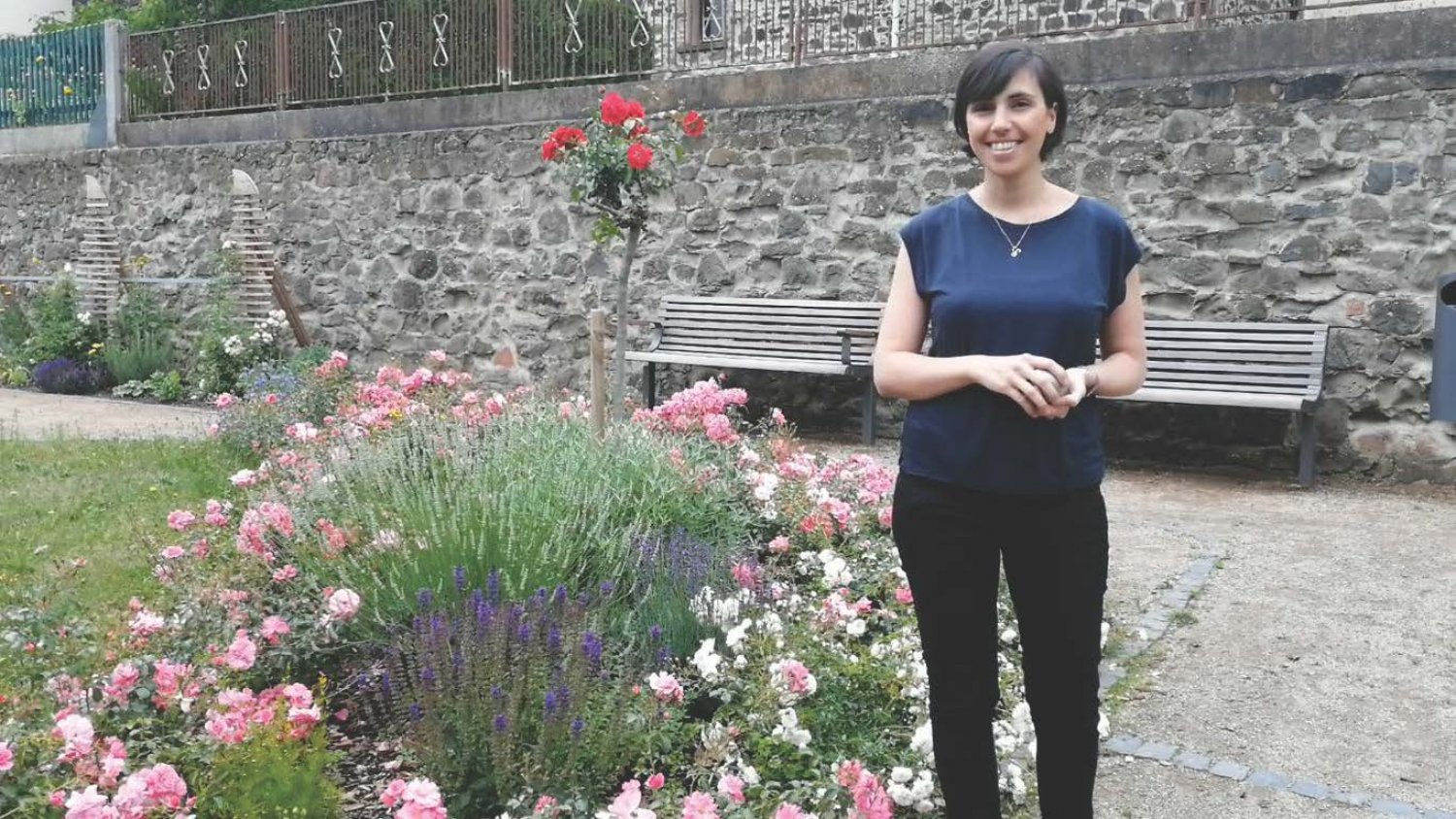 Olivia Metzendorf von der Freiwilligenagentur beim Dreh eines Videobeitrags am Mainufer in Dörnigheim.