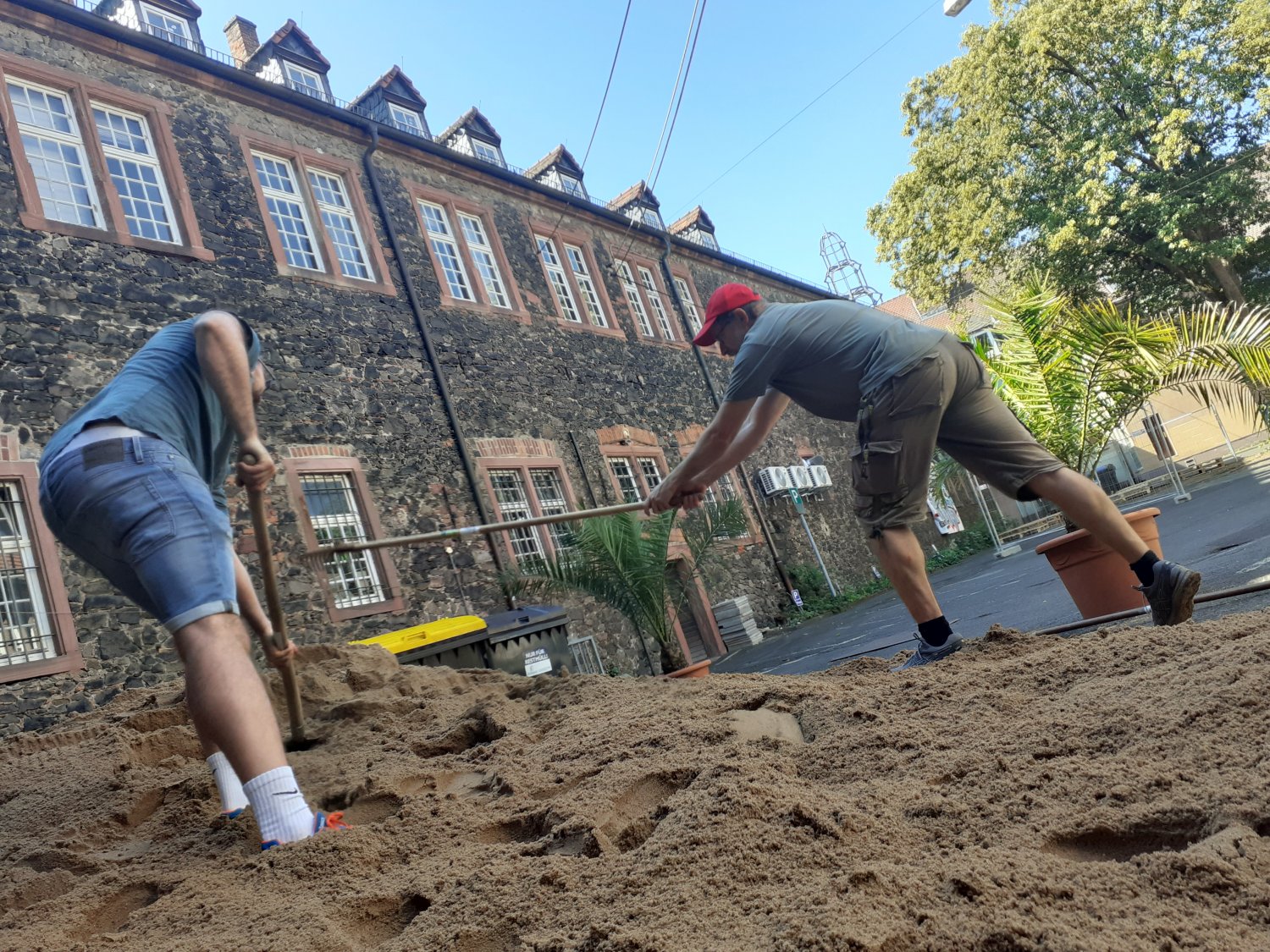 'Vom Parkplatz wird zur Chill-Lounge: Ab dem 29. Juni ist der Fronhof für drei Wochen fest in der Hand der Hanauer Jugendlichen