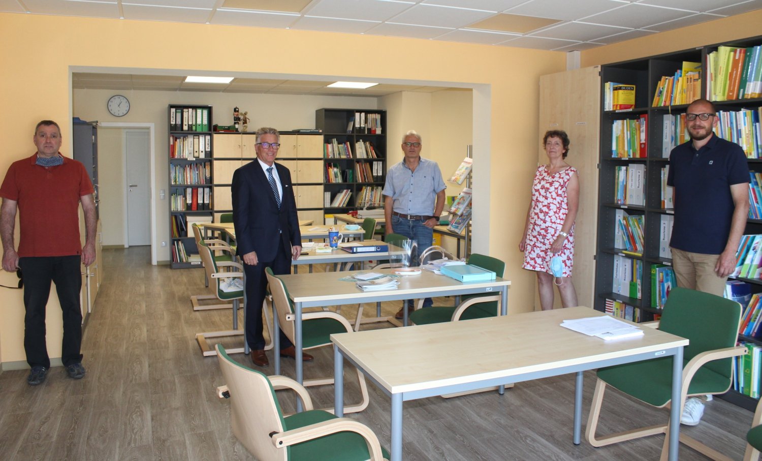 Kreisbeigeordneter Winfried Ottmann (Zweiter von links) und Kollegen aus dem zuständigen Amt der Kreisverwaltung machten sich gemeinsam mit Schulleiterin Sylvia Kirchner vor Ort in Brachttal ein Bild vom Abschluss der Bauarbeiten am Verwaltungsgebäude.