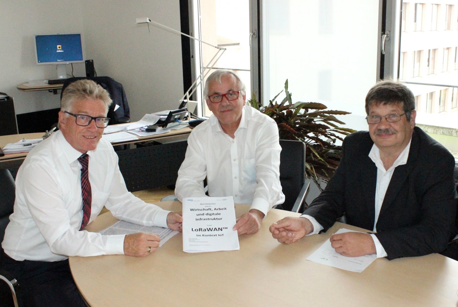 v.l.: Kreisbeigeordneter Winfried Ottmann, der Diplom-Ingenieur Walter Nix und Wirtschaftsreferent Walter Dreßbach