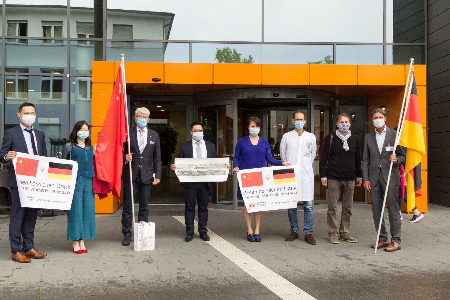 Von links: Hr. Kun Ge, Fr. Yanan Wang, Jürgen Scheuermann, Hr. Lei Chen, Fr. Lin Dattner, PD Dr. med. Axel Eickhoff, Stadtrat Wulf Hilbig und Volkmar Bölke.