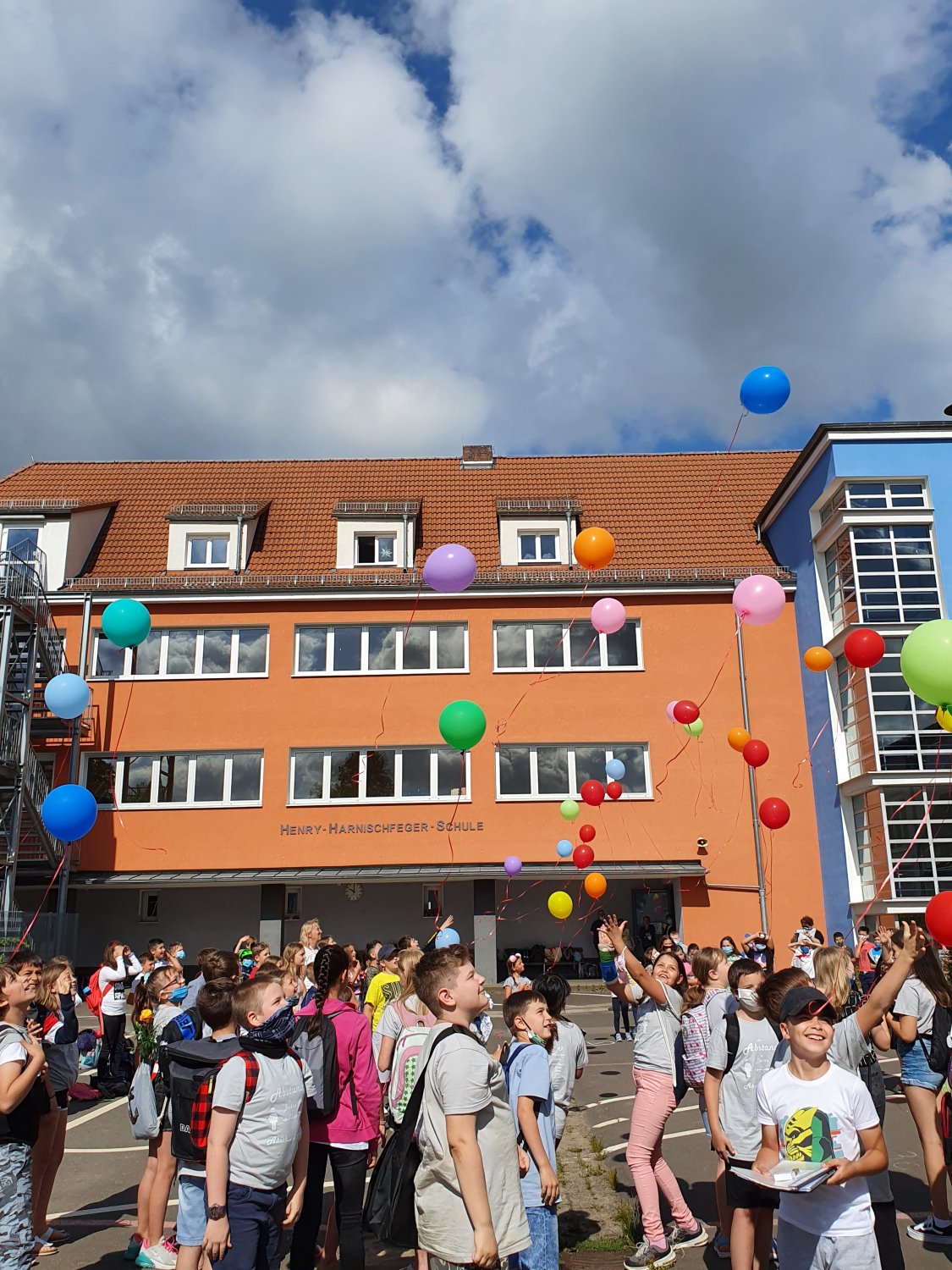 48 Luftballons steigen vom Schulhof der Henry-Harnischfeger-Schule in den Salmünsterer Himmel.