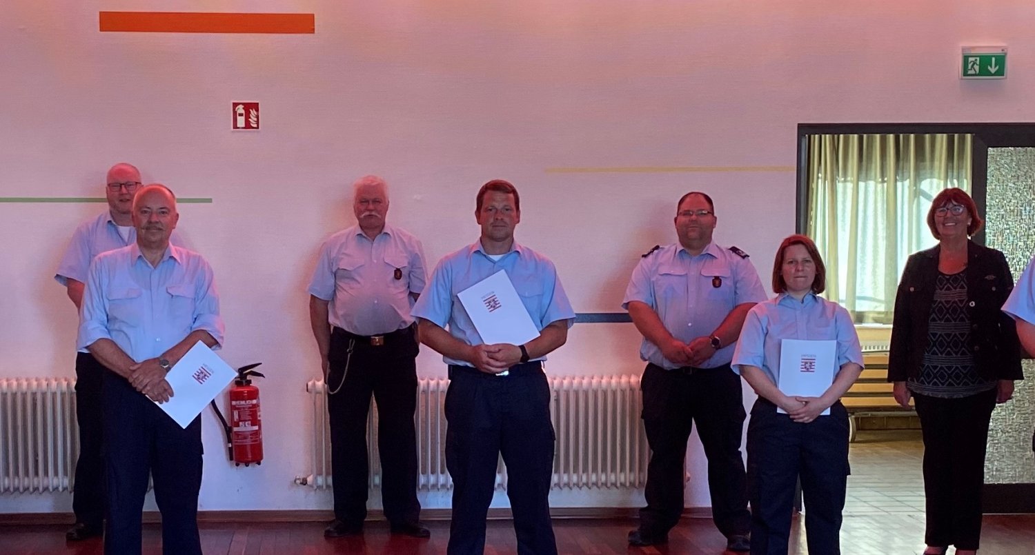 Die mit der Anerkennungsprämie geehrten Einsatzkräfte der Feuerwehr Neuberg, mit Bürgermeisterin Iris Schröder, dem Ersten Beigeordneten Ottmar Heck sowie dem Wehrführerausschuss.