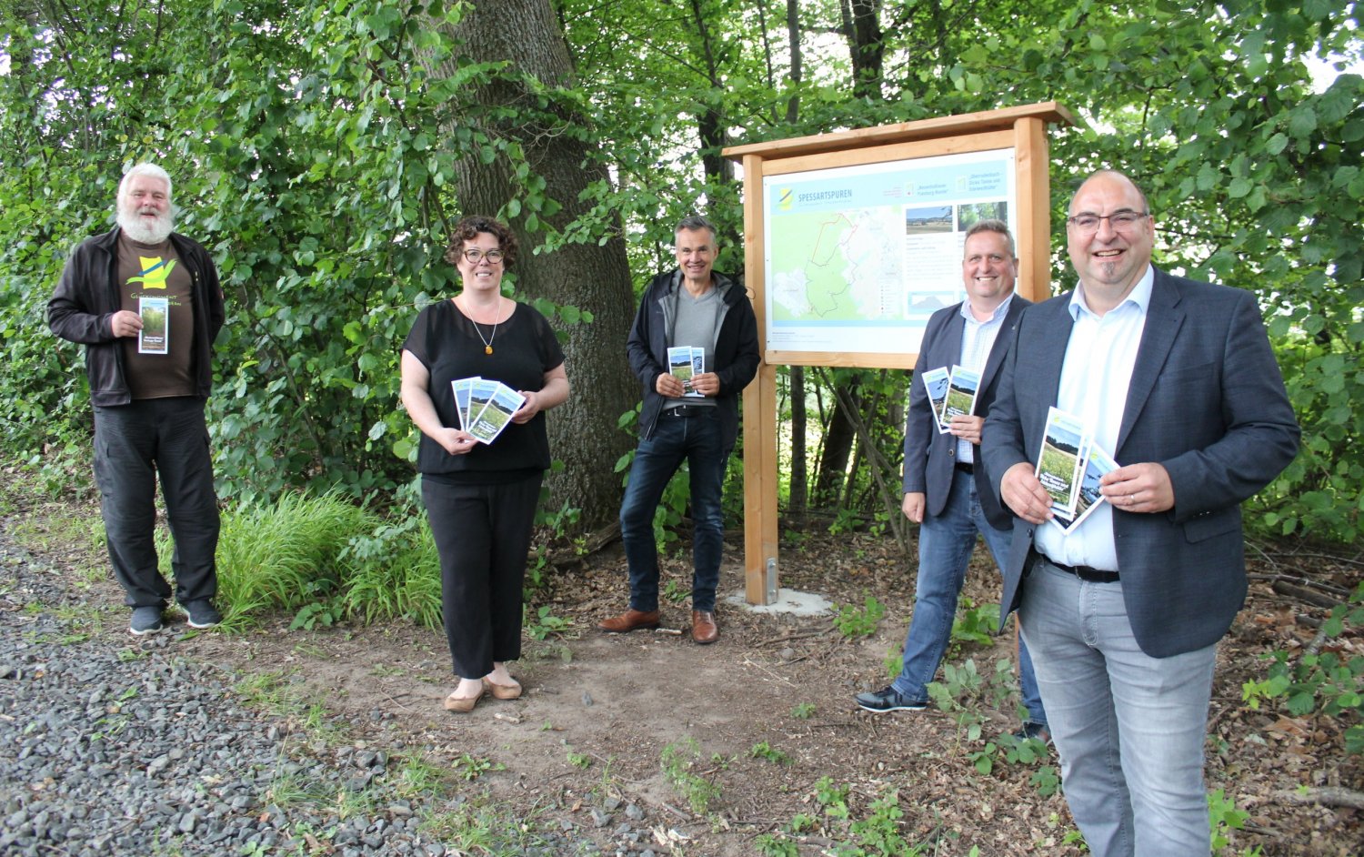v.l: Fritz Dänner, Erste Kreisbeigeordnete Susanne Simmler, Bernhard Mosbacher, Hasselroths Bürgermeister Matthias Pfeifer und Rodenbachs Bürgermeister Klaus Schejna 