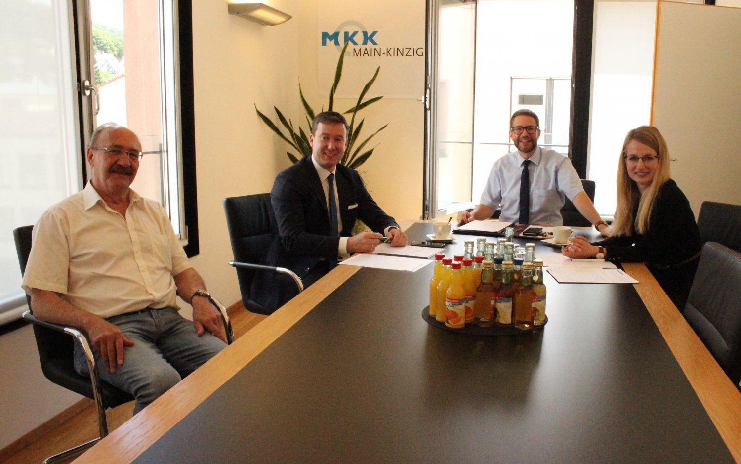Im Bild von links: Erster Stadtrat Reinhold Baier, Bürgermeister Matthias Möller, Landrat Thorsten Stolz und Bettina Rausch von der IHK (von links).