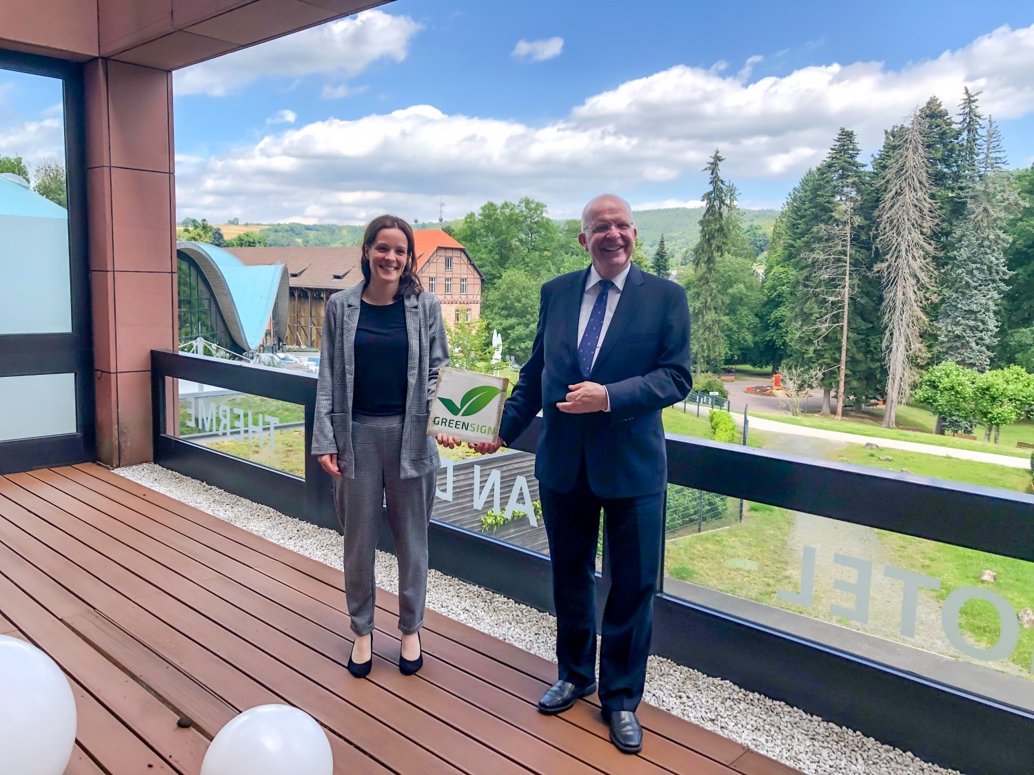 Ilka Pavlovic und Christian Lohmann (General Manager Toskanaworld) mit dem GreenSign.