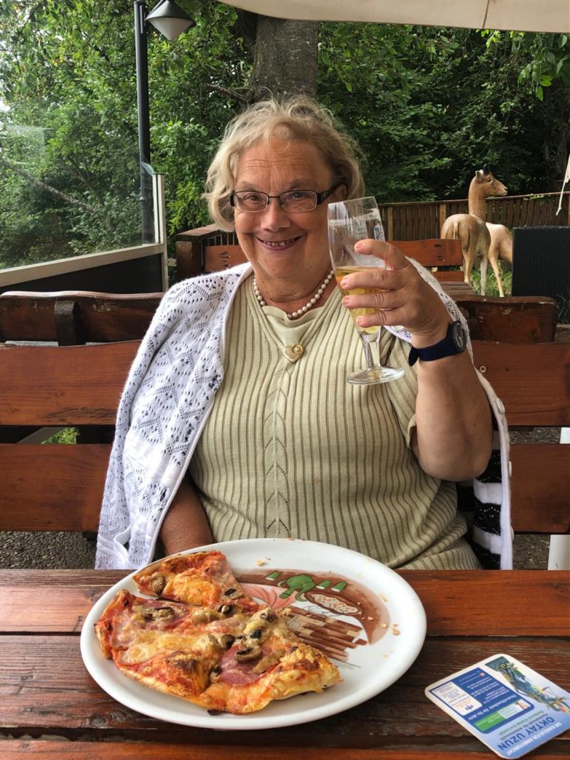 Die Pizza war so groß, dass sich Ottilie Ditzel die Hälfte einpacken ließ und am nächsten Tag im Kreisruheheim verspeist