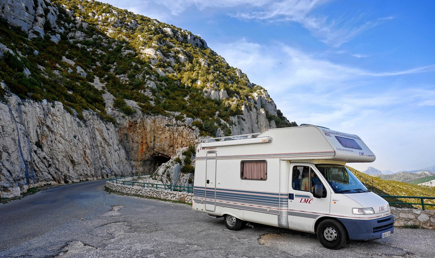 Der ADAC kann hilfreiche Tipps zum Thema Reisen mit dem Wohnmobil geben.