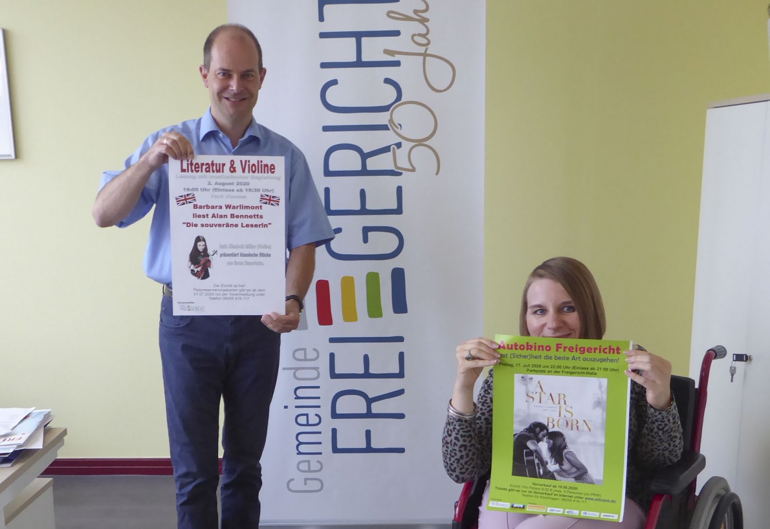 Bürgermeister Dr. Albrecht Eitz (links) und Sandra Grüb vom Kulturbüro (rechts) freuen sich sehr über den enormen Zuspruch des alternativ angebotenen Kulturangebots, denn alle Karten sind bereits vergriffen