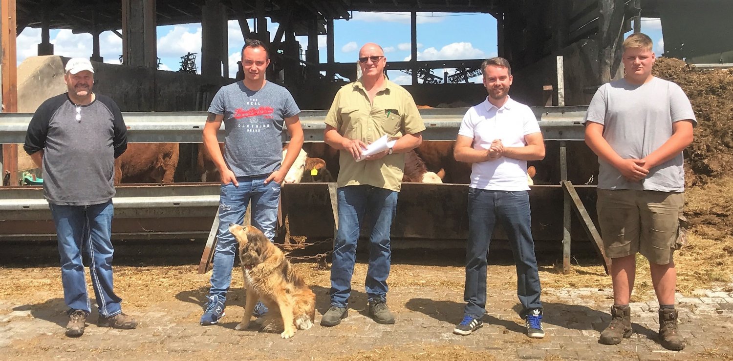 Patrick Heck im Gespräch mit Langenselbolder Landwirten.