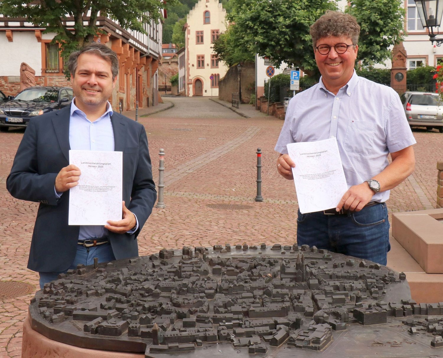 Bürgermeister Daniel Christian Glöckner (links) und Bauamtsleiter Peter Oberst haben mit dem Team vom Bauamt eine entsprechende Stellungnahme zum Landesentwicklungsplan 2020 erarbeitet und abgegeben.