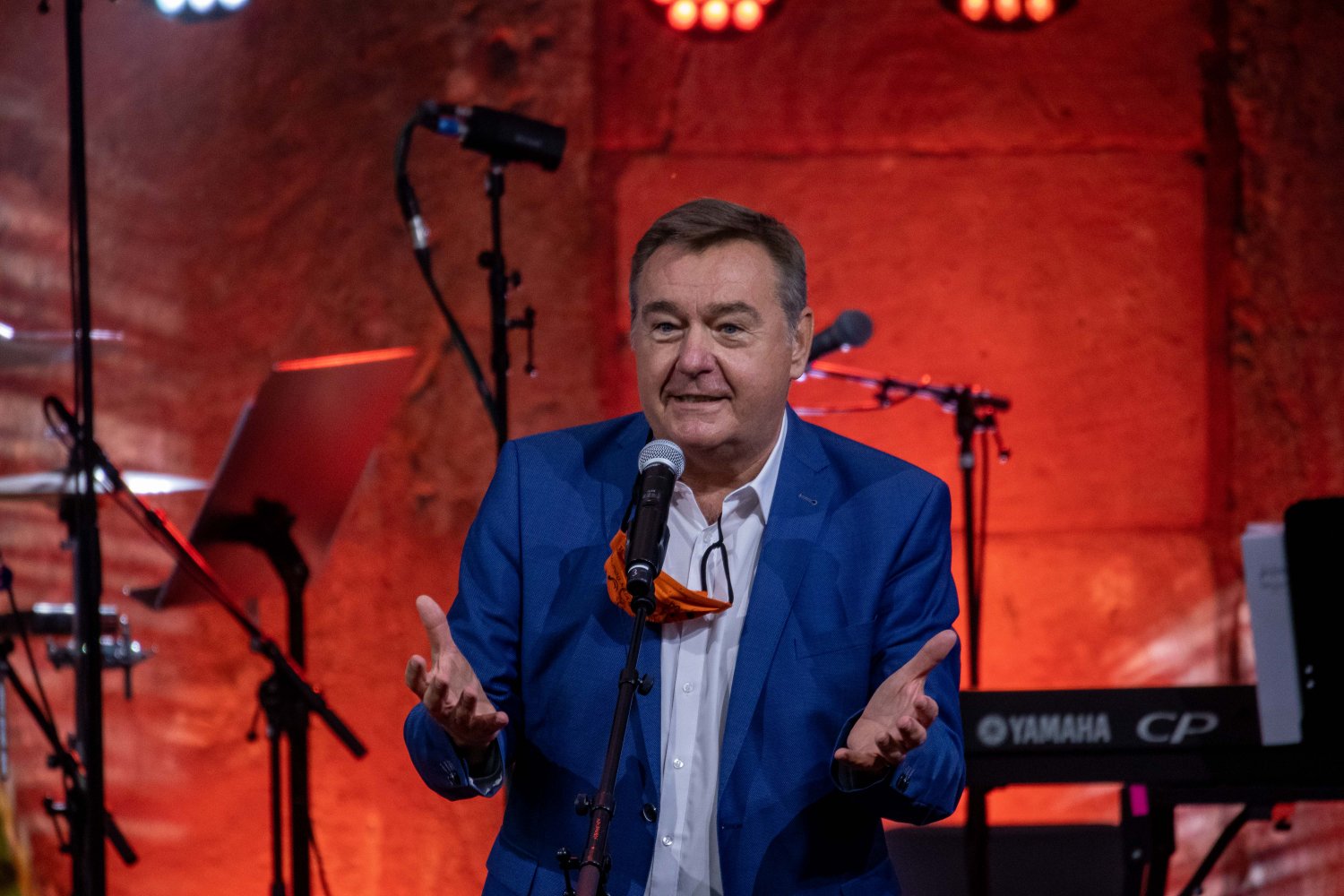 Oberbürgermeister Claus Kaminsky bei seinem Grußwort im Amphitheater