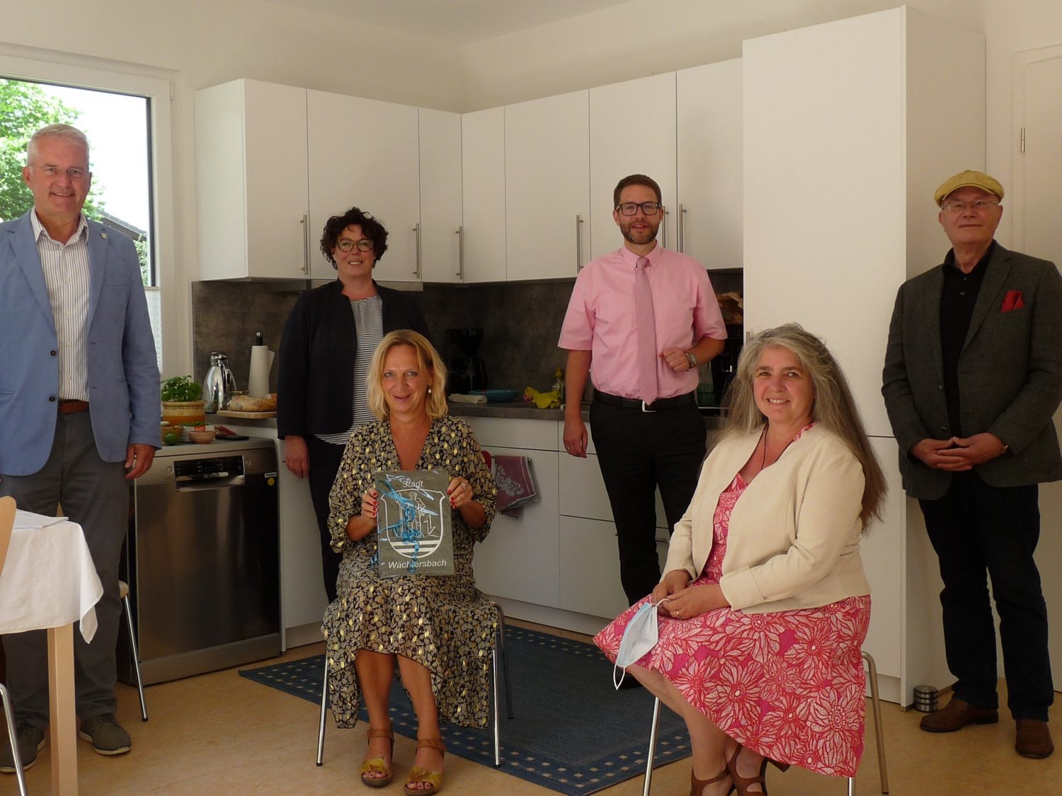 Bürgermeister Andreas Weiher, Erste Kreisbeigeordnete Susanne Simmler, Brigitte Machnitzke, Landrat Thorsten Stolz, Elke Arnold und Bauleiter Klaus Schäfer in einer der neuen Küchen des sanierten Frauenhauses Wächtersbach (von links).