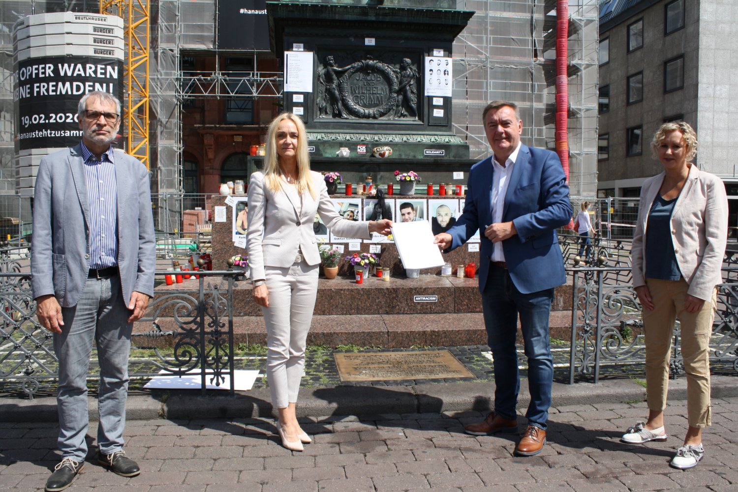 Oberbürgermeister Claus Kaminsky sowie Standortleiterin Kerstin Oberhaus, Michael Groß vom Betriebsrat Evonik und Silke Wodarczak, Leiterin der Standortkommunikation