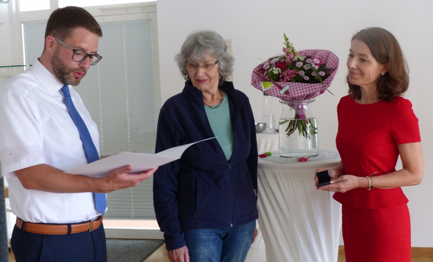 Landrat Thorsten Stolz überreichte Christa Hoppe (Mitte) für ihr langjähriges kommunalpolitisches Engagement im Beisein von Maintals Bürgermeisterin Monika Böttcher den Ehrenbrief des Landes Hessen
