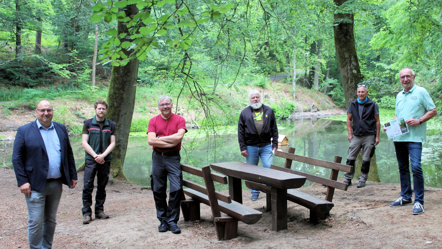 In Zusammenarbeit mit dem Naturpark Hessischer Spessart und Hessen Forst hat das Team des Bauhofes der Gemeinde Rodenbach die Barbarossaquelle verschönert.