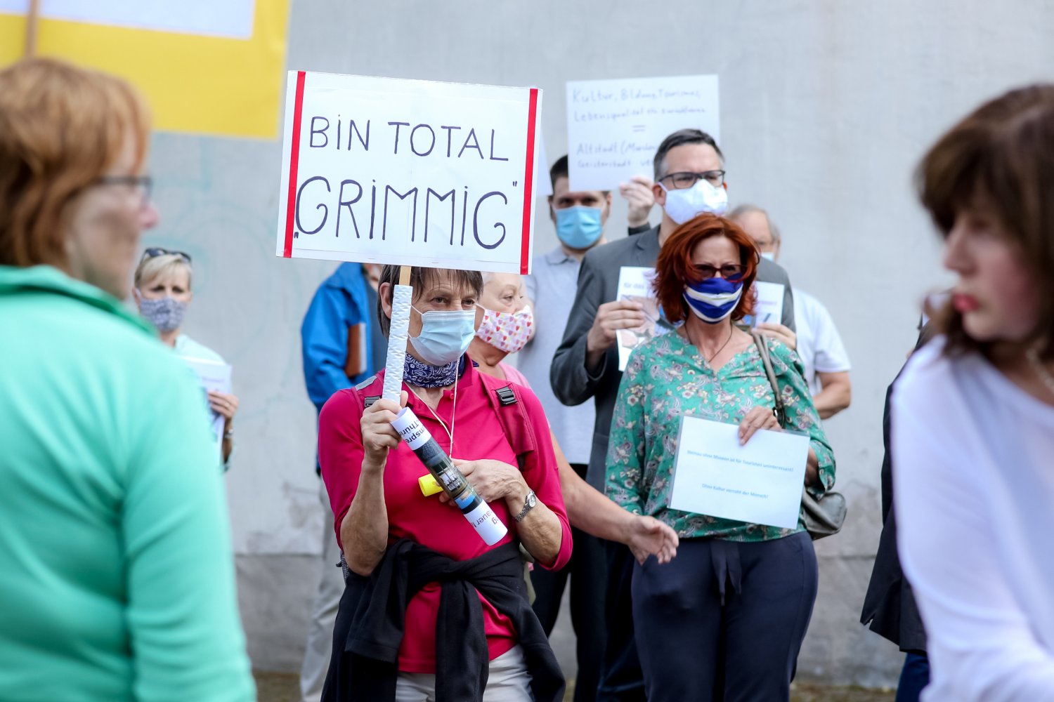 Rund 100 Bürgerinnen und Bürger demonstrierten am Mittwoch für den Erhalt der Steinauer Museen vor dem Rathaus.
