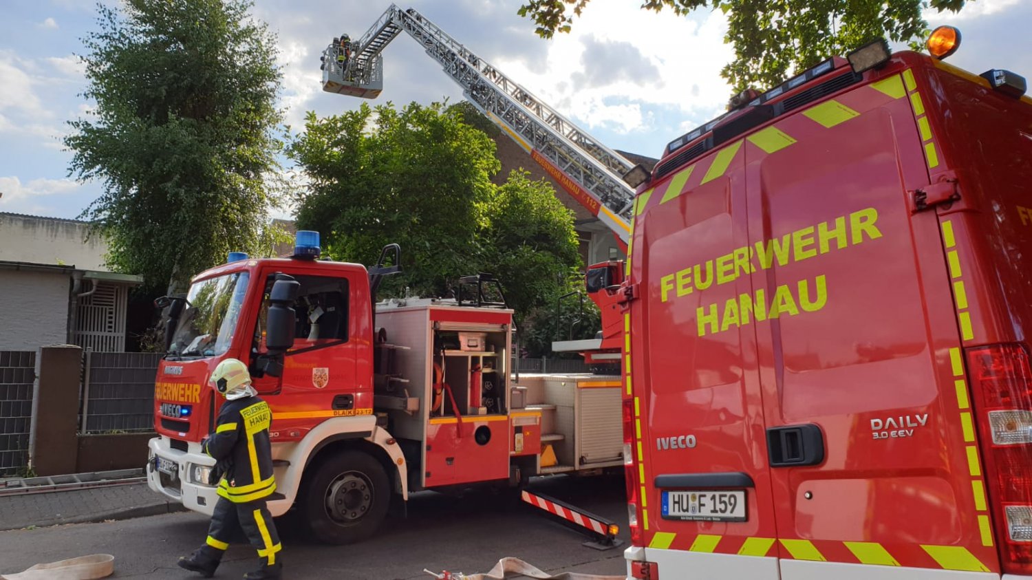 Am Einsatzort erwartete die Feuerwehr ein ausgedehntes Feuer im Dachgeschoss.