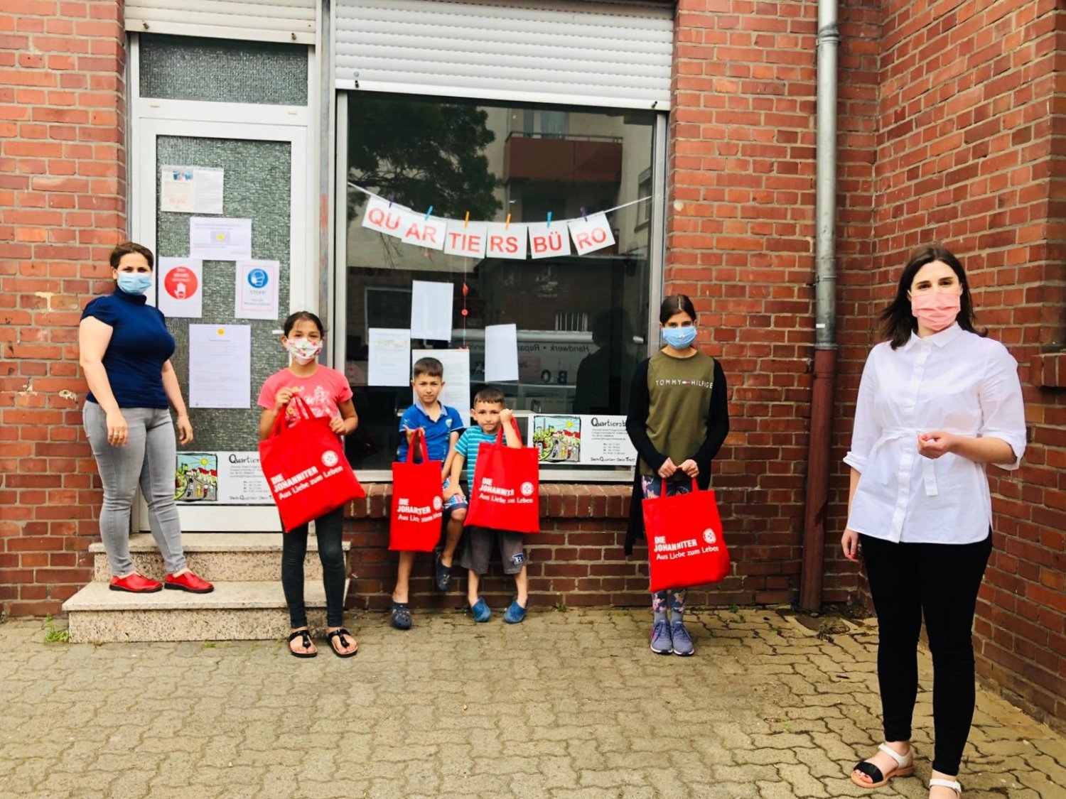 Kinder und Jugendliche aus dem Viertel, konnten sich in der ersten Ferienwoche eine Überraschung bei Quartiersmanagerin Ann-Christin Dwight und Kollegin Gülhan Bilici abholen.