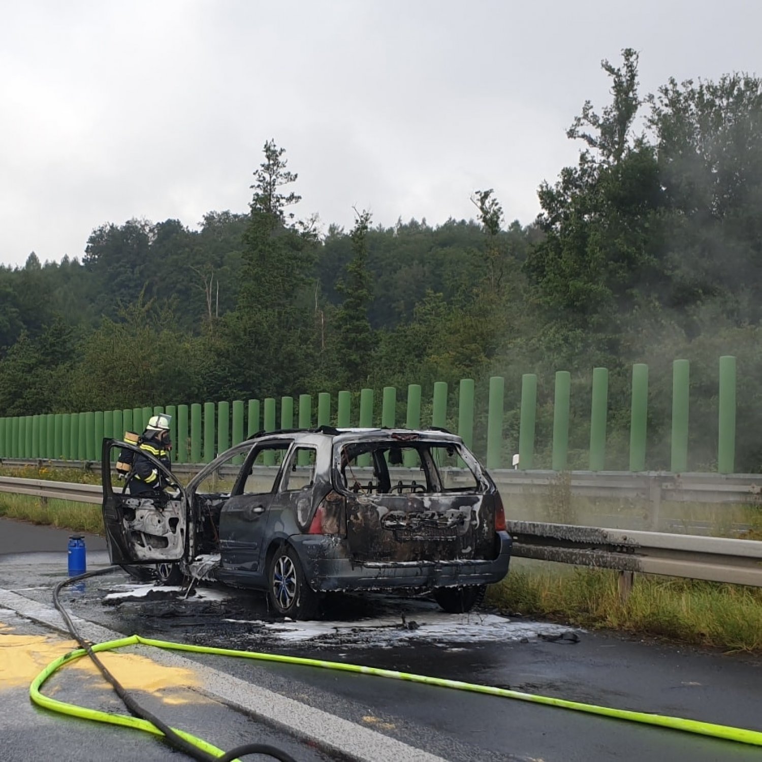 Für die Löscharbeiten blieb die Autobahn zeitweise vollgesperrt.